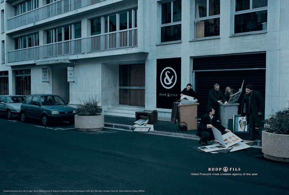 Publicité BDDP&Fils - Autopromotion - Élue agence la plus créative de l'année - Publicitaires font les poubelles de l'agence - 2002
