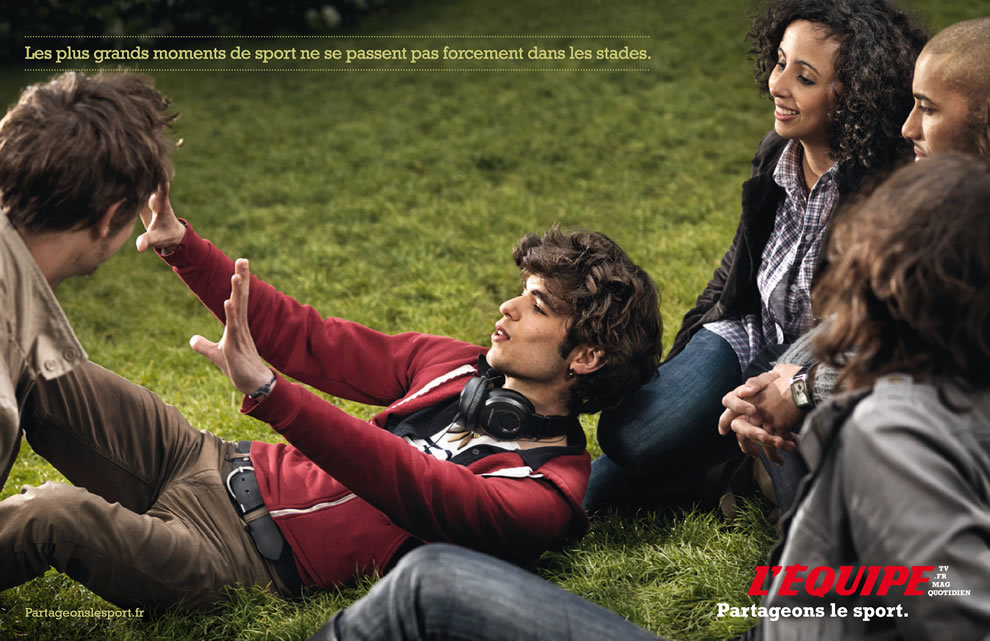 Publicité l'Équipe - Partageons le sport - Les plus grands moments de sport ne se passent pas forcément dans les stades - Jeunes assis sur une pelouse - DDB - 2010