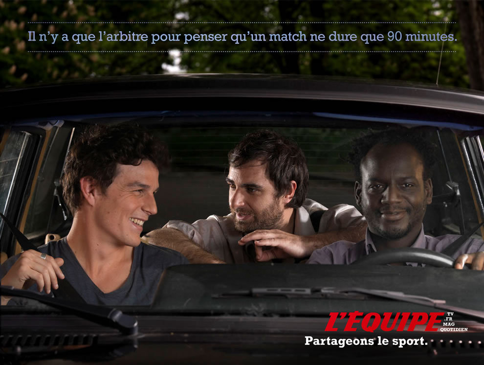 Publicité l'Équipe - Partageons le sport - Il n'y a que l'arbitre pour penser qu'un match ne dure que 90 minutes - Hommes dans une voiture - DDB - 2010