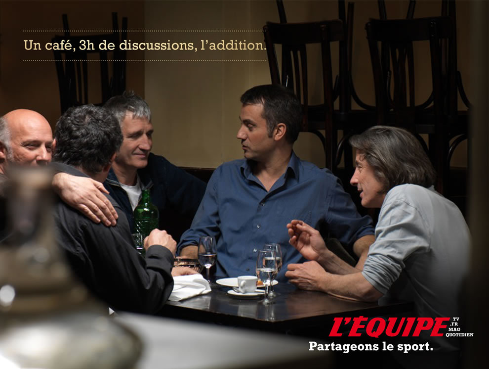 Publicité l'Équipe - Partageons le sport - Un café, 3h de discussions, l'addition - Hommes discutant dans un bar - DDB - 2010